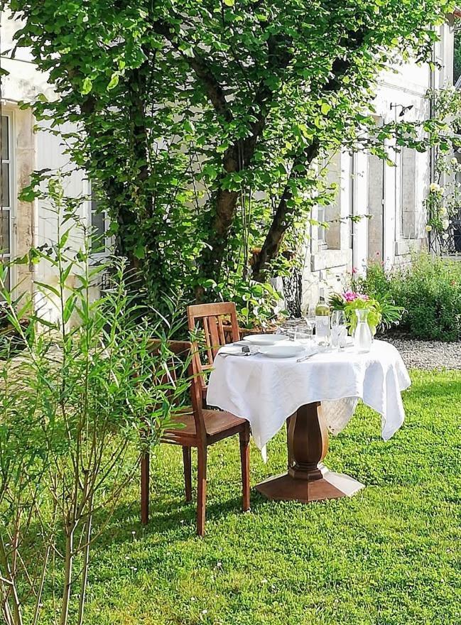 مبيت وإفطار Bourg-Charente Le Domaine Des Platanes المظهر الخارجي الصورة